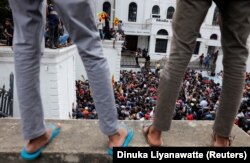 Manifestanți protestează în interiorul sediului Casei Președintelui, după ce președintele Gotabaya Rajapaksa a fugit, pe fondul crizei economice a țării, în Colombo, Sri Lanka, 9 iulie 2022.