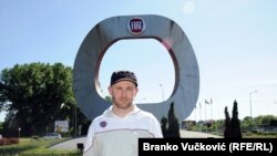 Milutin Kličković (30), ispred spomenika podignutog u znak zahvalnosti Fijatu na ulazu u Kragujevac, fotografisano 2022.