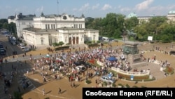 Поглед към протеста на "Възраждане" пред парламента около 18.00 часа на 21 юни 2022 г.