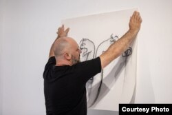 Иванчо Талевски при местењето на изложбата