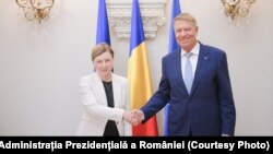 Comisarul european pentru valori și transparență, Věra Jourová, și președintele Klaus Iohannis au vorbit recent, la București, despre ridicarea MCV, mecanismul impus României deoarece la momentul aderării (acum 15 ani) nu finalizase reforma Justiției și avea probleme de corupție.