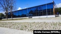 Bazinul olimpic din Târgu-Mureș a fost inaugurat cu fast în iulie 2021, în urma unei investiții de peste 50 de milioane de lei. Omologat între timp, pentru competiții naționale și internaționale, este încă închis, din cauza unor probleme birocratice. 