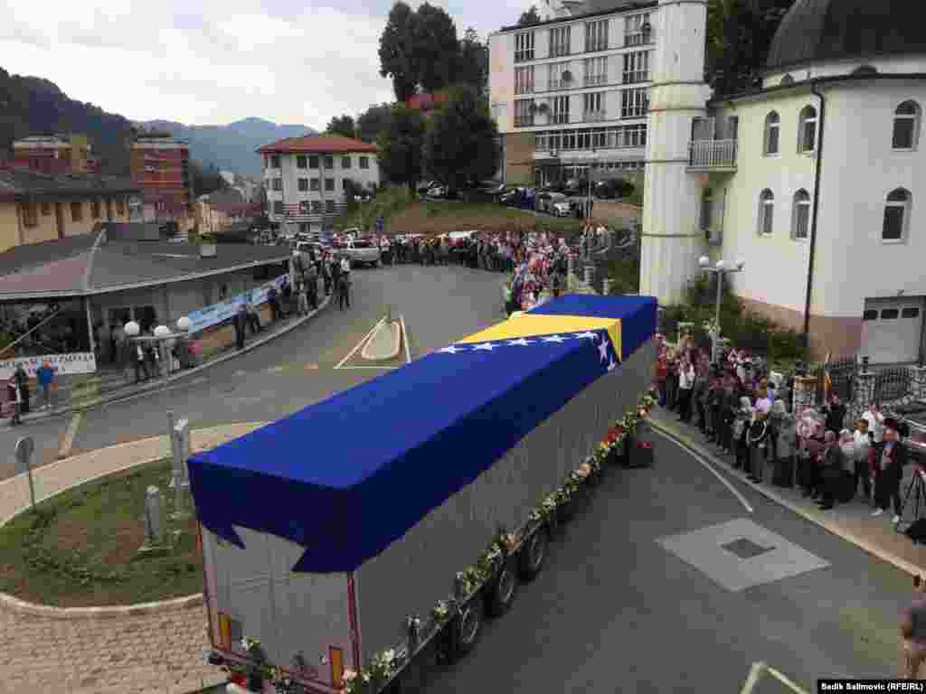 U Srebrenicu su 8. jula stigli posmrtni ostaci 50 žrtava genocida počinjenog 1995. godine u Srebrenici, koji će biti sahranjeni 11. jula u Memorijalnom centru Potočari-Srebrenica.
