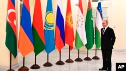 ვლადიმირ პუტინი "დამოუკიდებელ სახელმწიფოთა თანამეგობრობის" წევრი ქვეყნების პრეზიდენტებთან შეხვედრის წინ, 2021 წ.