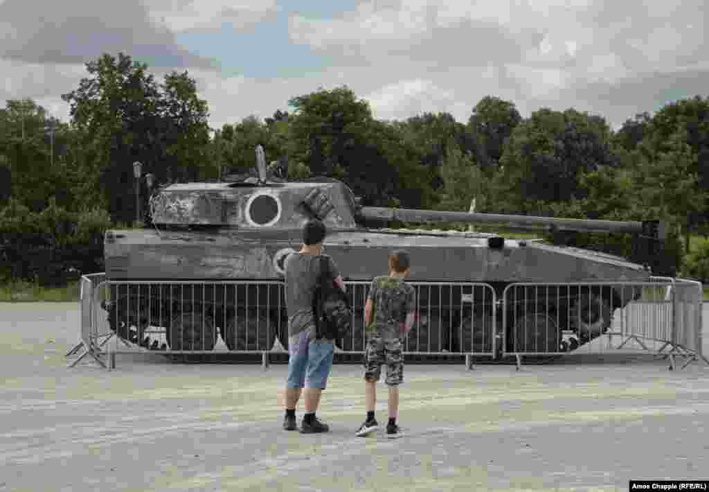 Prvi posetioci izložbe posmatraju samohodni minobacač Khosta. Ukrajinski ministar odbrane Aleksij Reznikov pozvao je da se zarobljeno rusko oružje izloži u drugim evropskim prestonicama, uključujući Berlin, Lisabon, Madrid i Pariz, kako bi se rat držao u prvom planu u glavama ljudi, čak i kada interesovanje medija počne da jenjava.