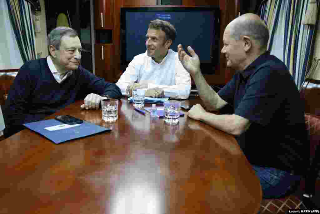 Italijanski premijer Mario Dragi (levo), francuski predsednik Emanuel Makron (u sredini) i nemački kancelar Olaf Šolc u vozu iz Poljske na putu za Kijev, 16. jun 2022.