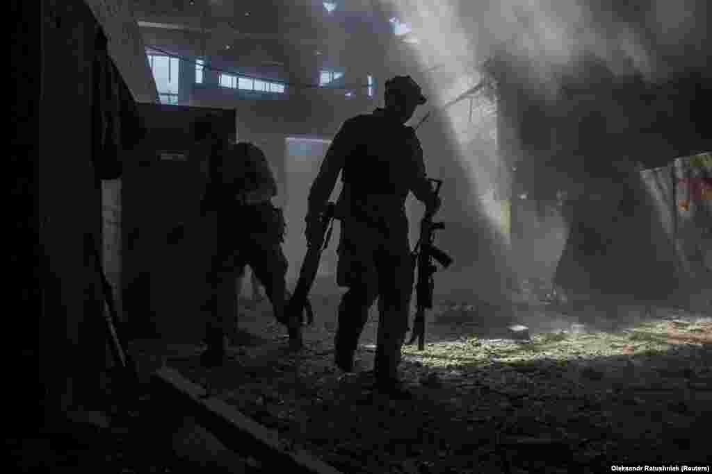 S obzirom da ruske snage kontrolišu veći deo Severodonjecka, stotine civila koji su, tokom intenzivnih borbi, potražili utočište u hemijskoj fabrici Azot ne mogu da je napuste. &quot;Evakuacija je moguća, ako postoji dogovor na najvišem nivou, ako postoji prekid vatre i jasno definisana ruta&quot;, rekao je regionalni guverner Luganska Sergej Hejdej.