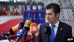 Kiril Petkov bolgár miniszterelnök újságírói kérdésekre válaszol, miközben az Európai Tanács ülésére érkezik Brüsszelben 2022. június 24-én