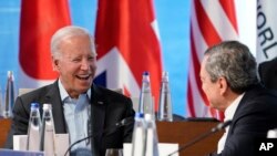 Presidenti Joe Biden bisedon me kryeministrin italian Mario Draghi gjatë samitit vjetor të G7-s. 27 qershor 2022. 