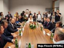 Lajçak me kryetarët e komunave në veri – nga e majta në të djathtë: kryetari i Leposaviqit, Zoran Todiq, i Zveçanit, Dragisha Milloviq, i Mitrovicës së Veriut, Millan Radojeviq, i Listës Serbe Goran Rakiq, nënkryetarja e Mitrovicës së Veriut, Adrijana Hoxhiq dhe kryetari i Zubin Potokut Sërgjan Vulloviq.