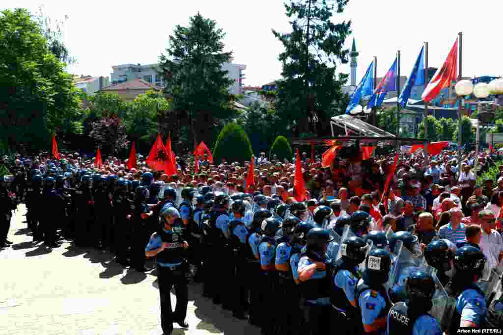Policia e Kosovës kishte krijuar një kordon para ndërtesës së Kuvendit, ku po protestojnë&nbsp; veteranër e Ushtrisë Çlirimtare të Kosovës.&nbsp;