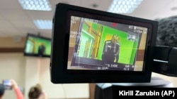 Ruski opozicioni lider Aleksej Navaljni na ekranu TV kamere, tokom video linka iz zatvora koji je obezbedila ruska Federalna kazneno-popravna služba u sudnici u Vladimiru, Rusija, 28. juna 2022.