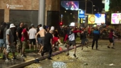 Камења и молотов коктел кон Собранието, има повредени и приведени