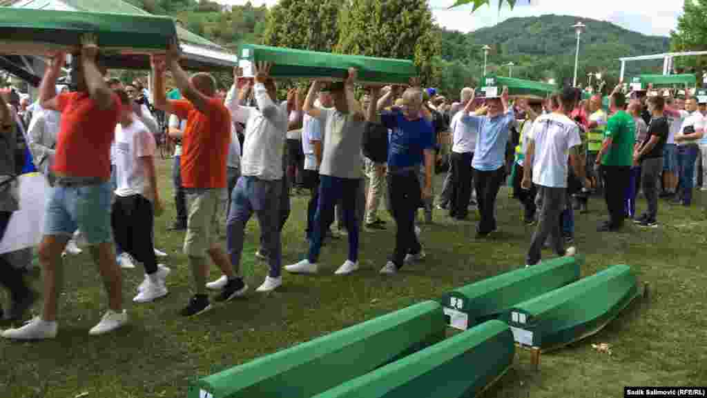 Posmrtni ostaci žrtava preneseni su na rukama, kako je običaj na dženazama, 10. juli 2022.