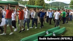 Tabuti sa posmrtnim ostacima žrtava genocida u Srebrenici ispred Memorijalnog centra Potočari, 10. jul 2022. 