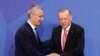 Secretarul general al NATO, Jens Stoltenberg (stânga), și președintele Turciei, Recep Tayyip Erdogan (dreapta), în timpul summitului de la Madrid, 29 iunie 2022. 