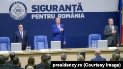 Președintele Iohannis a susținut ideea unui guvern PNL - PSD, chiar dacă în timpul campaniei electorale din 2020 a promis că va lupta împotriva partidului condus de Marcel Ciolacu. Imagine de la bilanțul SRI, eveniment fără presă. 