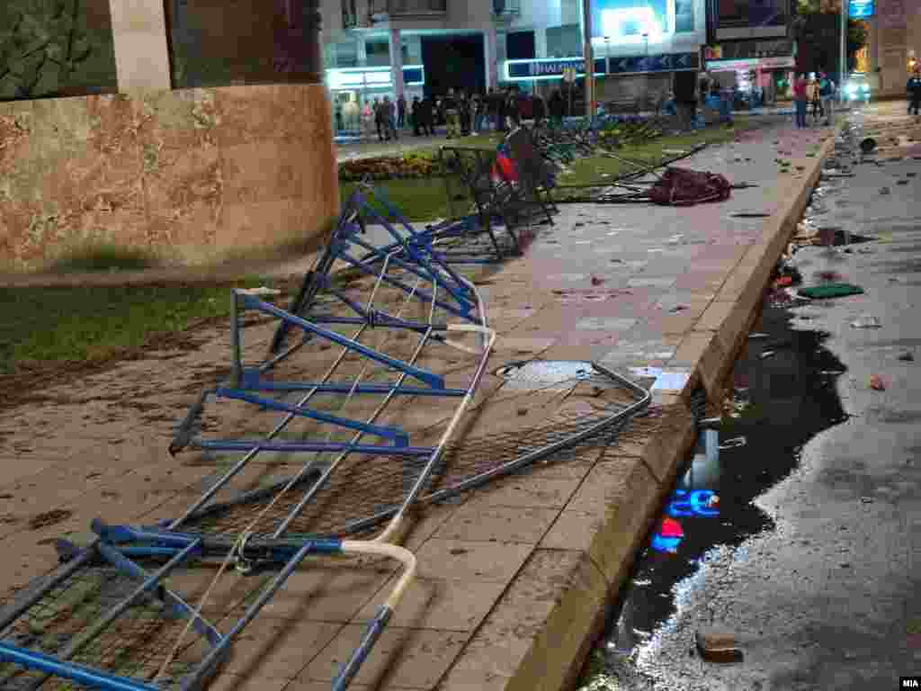Zaštitna policijska ograda duž bulevara ispred Sobranja srušena je na protestima 5. jula, a dan kasnije popravljena.