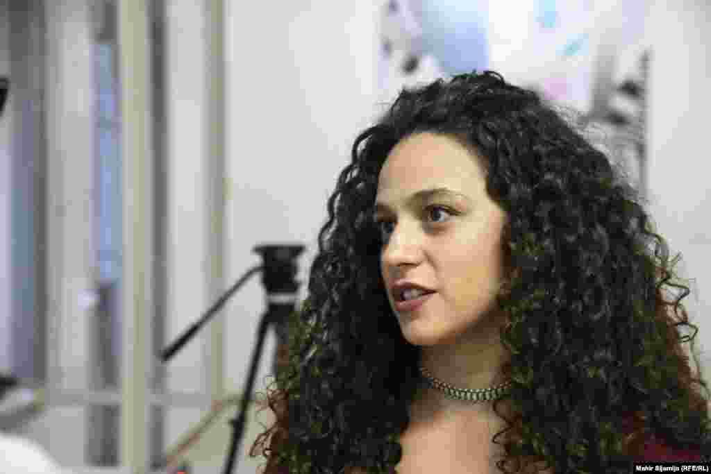 &quot;Mislim da živimo u sličnim stvarnostima, zato su nam potrbene iste promjene, živimo u patrijarhalnim društvima, zato ih moram mijenjati. Žene nisu osnažene kao što bi trebale biti. Zato nam trebaju ovakvi događaji, gdje možemo razmijeniti iskustva&quot;, rekla je za RSE&nbsp; Renea Behluli, direktorica Mini studija u Prištini, u čijoj organizaciji je realizirana izložba.&nbsp;