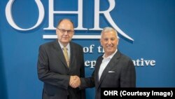 
Visoki predstavnik za BiH Christian Schmidt (L) i prvi zamjenik visokog predstavnika i supervizor za Brčko distrikt Jonathan Mennuti, BiH, 30. 2022.g.