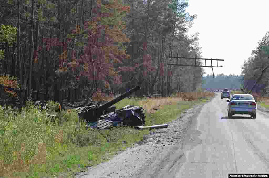 Un tanc distrus de-a lungul drumului ce duce înspre Severodonețk, Ucraina.