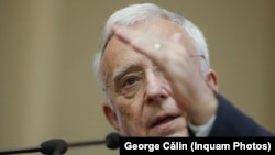 Mugur Isărescu a declarat că România nu se află în recesiune, conform definițiilor actuale, dar că acest risc există. 