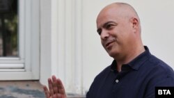 Georgi Svilenski, membru al Partidului Socialist din Bulgaria, a spus că actuala criză politică e rezultatul luptei dintre cei care vor să apere corupția și cei care vor să o protejeze.