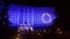 Sigla Uniunii Europene este proiectată pe clădirea Parlamentului din Chișinău, Republica Moldova (imagine de arhivă).