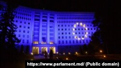 Sigla Uniunii Europene este proiectată pe clădirea Parlamentului din Chișinău, Republica Moldova (imagine de arhivă).