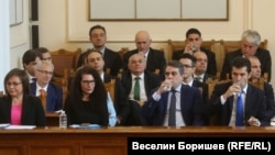 Правителството на Кирил Петков в парламента по време на дебатите по вота на недоверие