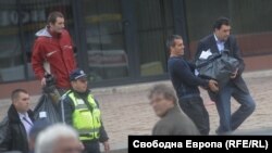 Членове на комисии пренасят бюлетини. Снимката е от 2011 г.