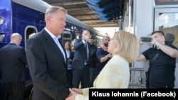 Președintele român Klaus Iohannis, întâmpinat la gara din Kiev de vicepremierul ucrainean Olga Stefanișina, 16 iunie 2022