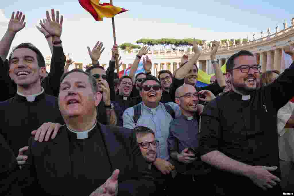 Shumë njerëz panë tymin e parë duke dalë nga oxhaku, teksa janë mbledhur në Sheshin e Shën Pjetrit, në Vatikan.