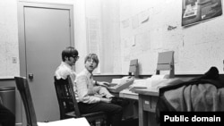 Бил Гейтс (вдясно) и Пол Алън са седнали пред телетайп модел 33 в училището Lakeside през 1970 г.