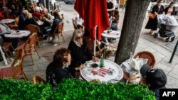 Луѓе во кафуле во Франција