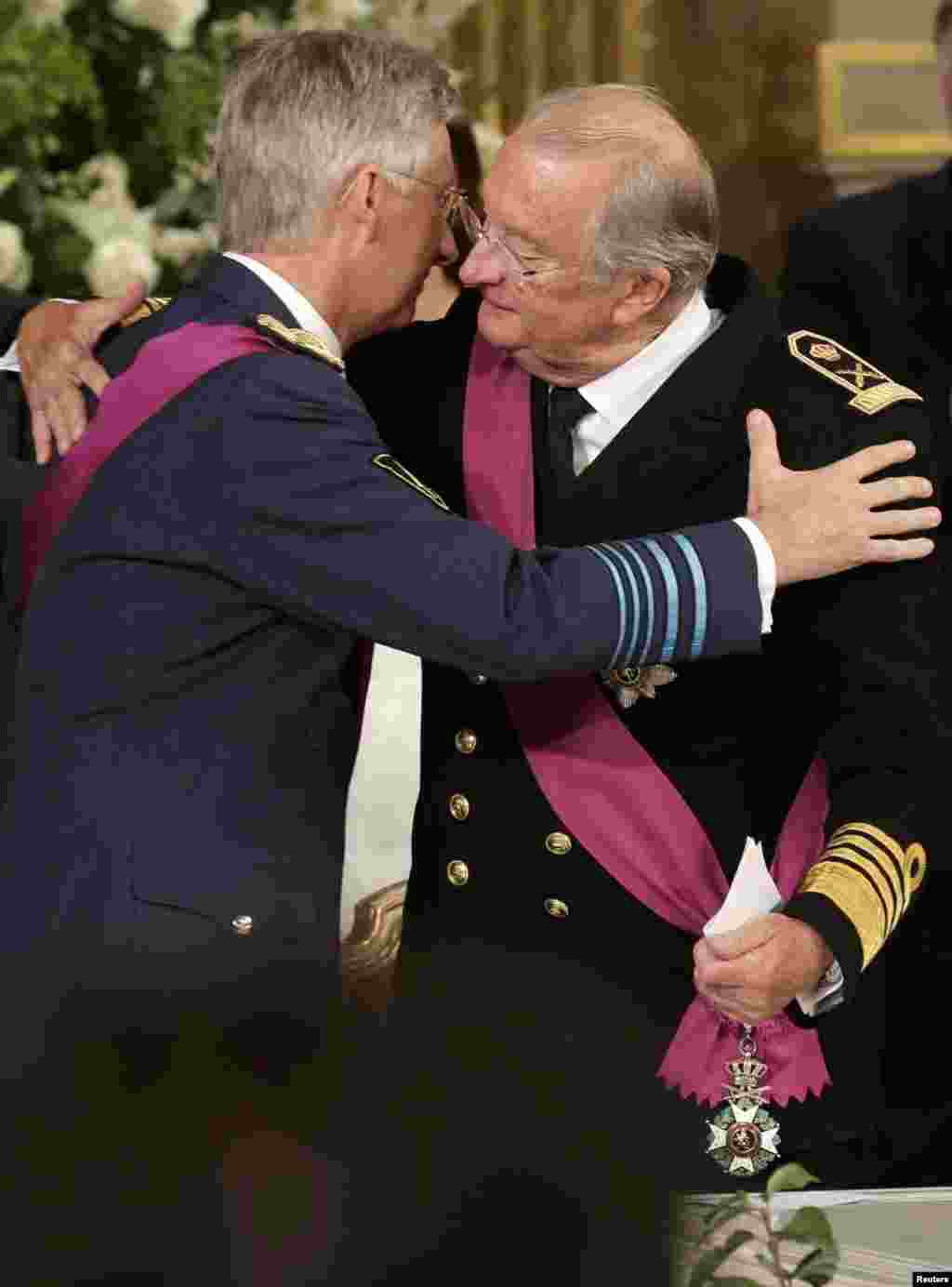 Kralj Albert II sa svojim sinom i novim kraljem Filipom, foto: Philippe Wojazer