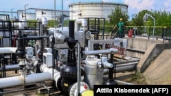 Južni krak naftovoda "Družba", ide preko Ukrajine do Mađarske, kroz Slovačku i Češku, i glavni je izvor sirove nafte za tri zemlje.