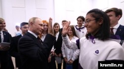 ვლადიმირ პუტინი კალინიგრადში სკოლის მოსწავლეებთან "მნიშნელოვანზე საუბრისას"