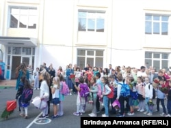 Intrarea în clasă pentru boboci se face în aplauzele părinților și bunicilor