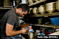 Dušani kaže da je zanat izrade glinenih posuda nasledio od svoje porodice.