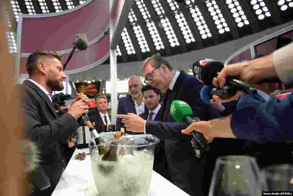 Nakon otvaranja predsednik Srbije i zvaničnici iz zemalja regiona pošli su u obilazak sajma. Vučić, koji za sebe kaže da je ljubitelj vina, izabrao je bocu...