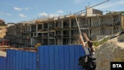 В свой доклад от ДНСК констатират, че първоначално е издадено разрешение само за "укрепване на свлачището на Алепу", а впоследствие е издадено ново, което включва и строежа на курортен комплекс