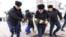 Полиция Тәуелсіздік ескерткіші алдынан бейбіт наразылық акциясына шыққан адамдарды жаппай ұстап, әкетіп жатыр. Алматы, 20 қараша, 2022 жыл