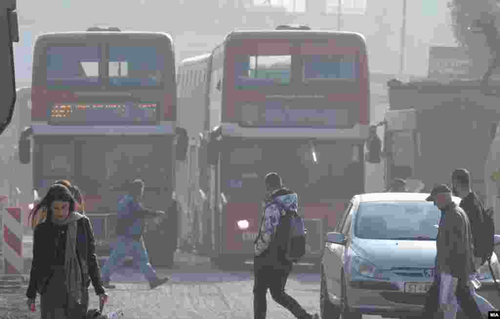 Голем број автобуски постојки се времено нефункционални поради реконструкциите на улиците, па автобусите од јавниот превоз застануваат на коловозот за да земат и остават патници