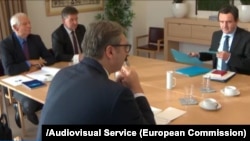 Aleksandar Vučić, predsednik Srbije, i Aljbin Kurti, premijer Kosova, jedan preko puta drugog u Briselu, tokom poslednjeg susreta 21. novembra 2022. Sastanak su moderirali Žozep Borelj, evropski šef diplomatije, i Miroslav Lajčak, izvestalac EU za dijalog Kosova i Srbije. 