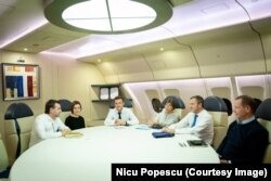 Președinta Maia Sandu, alături de ministrul de Externe, Nicu Popescu, și președintele francez Emmanuel Macron, în drum spre Paris, 21 noiembrie 2022.