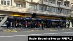 Луѓе чекаат автобуси на автобуска постројка во центарот на Скопје, на Рекорд
