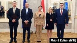 Novák Katalin köztársasági elnök (k), balra Dabóczi Kálmán alelnök és Bíró Ferenc elnök, jobbra Molbusz Tímea alelnök valamint Windisch László, az Állami Számvevőszék elnöke az Integritás Hatóság vezetőinek kinevezésén a Sándor-palota Tükörtermében 2022. november 4-én.