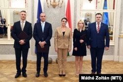 Novák Katalin köztársasági elnök mellett balra Dabóczi Kálmán alelnök és Bíró Ferenc elnök, jobbján Molbusz Tímea alelnök és Windisch László, az Állami Számvevőszék elnöke az Integritás Hatóság vezetőinek kinevezésén, 2022. november 4-én a Sándor-palotában