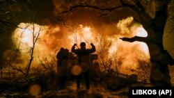 Salve de artilerie ucrainene contra pozițiilor rusești din apropierea orașului Bahmut, 10 noiembrie 2022.